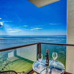Gorgeous 2/2 condo with fantastic views 1402