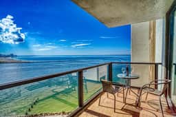 Gorgeous 2/2 condo with fantastic views 1402 - Image 2