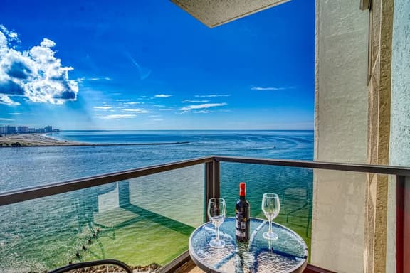 Gorgeous 2/2 condo with fantastic views 1402 - Image 1